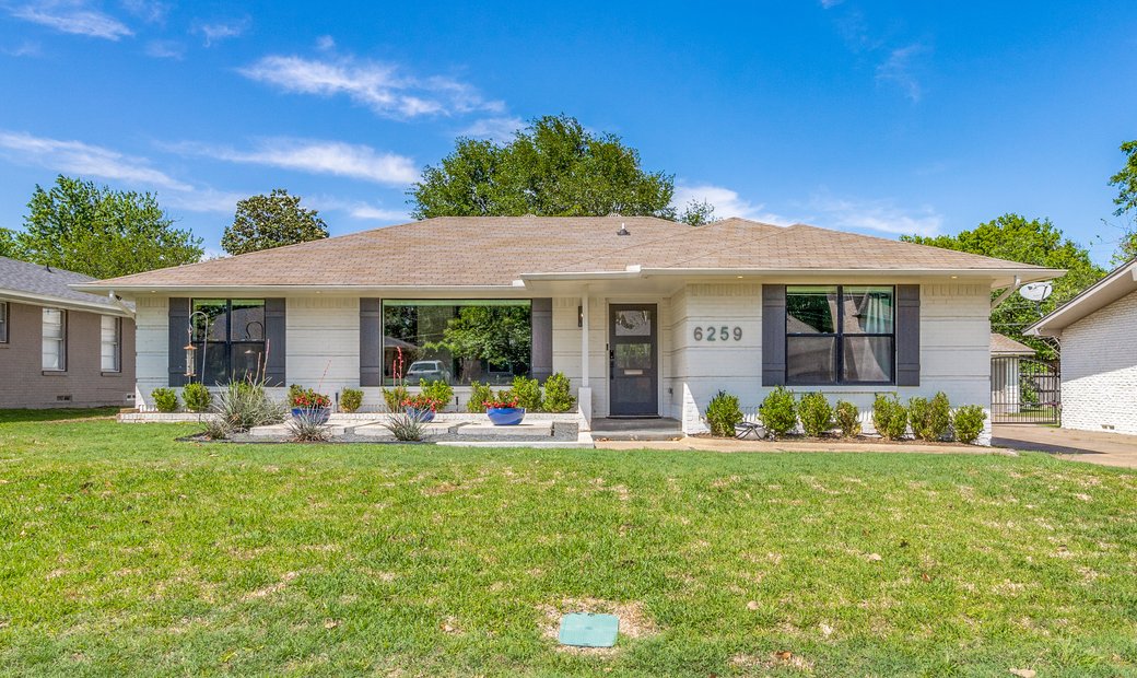 Special Updated Gem Of A Home In Northwood In Dallas, Texas, United