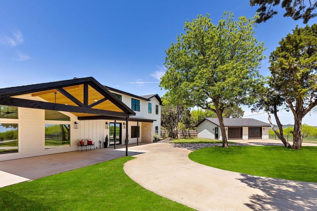 6 Bedrooms Single Family Detached In Graford, Texas, United States For