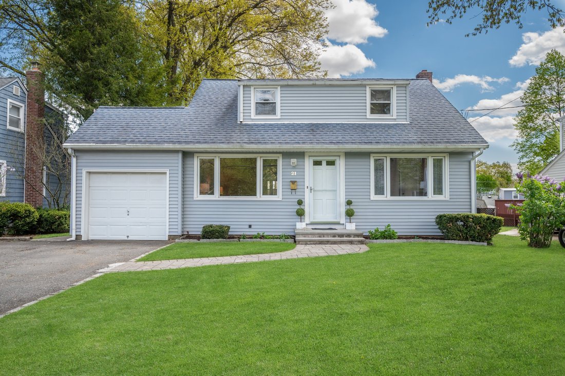 Home To This Bright And Charming In Summit, New Jersey, United