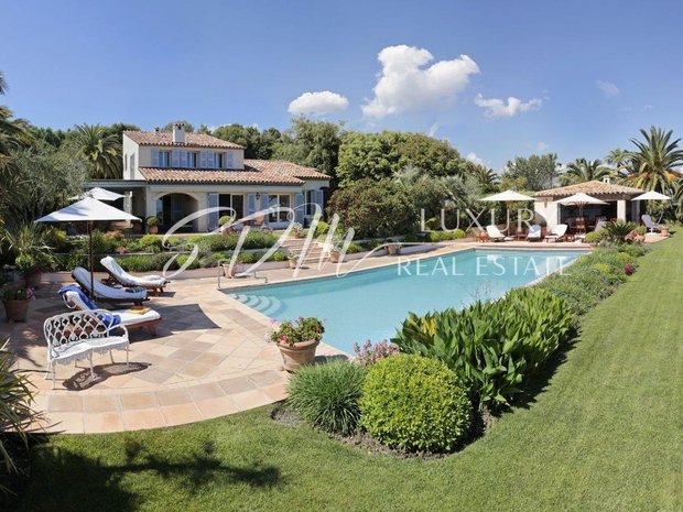 Luxury houses for rent in Villeneuve-Loubet, Provence-Alpes-Côte d'Azur