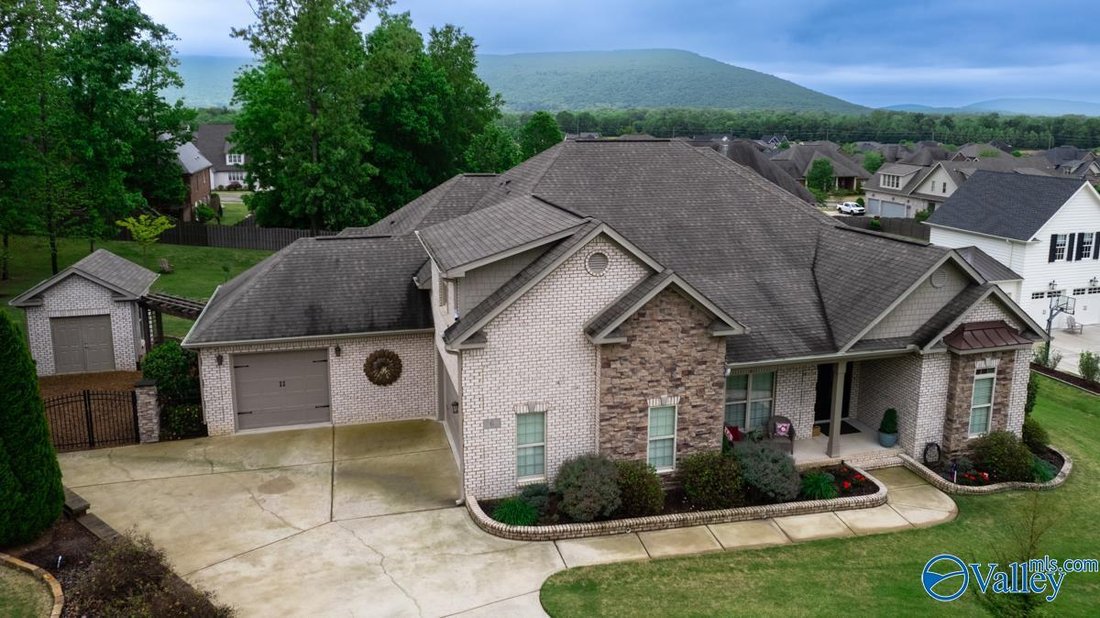 5 Bedrooms Single Family Detached In Gurley, Alabama, United States For