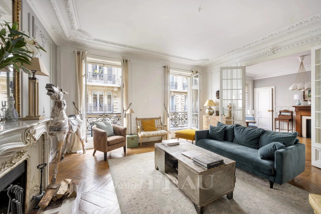 Paris 9th District A 3 Bed Apartment In A In Paris, île De France