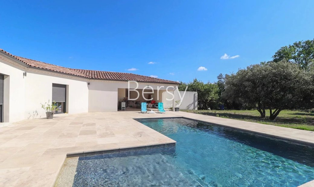 Single Storey Villa Of 166 In Saint Didier, Provence Alpes Côte D'azur