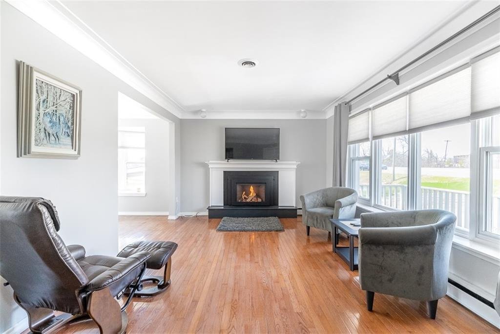 House in Hamilton, Ontario, Canada 2 - 12780630