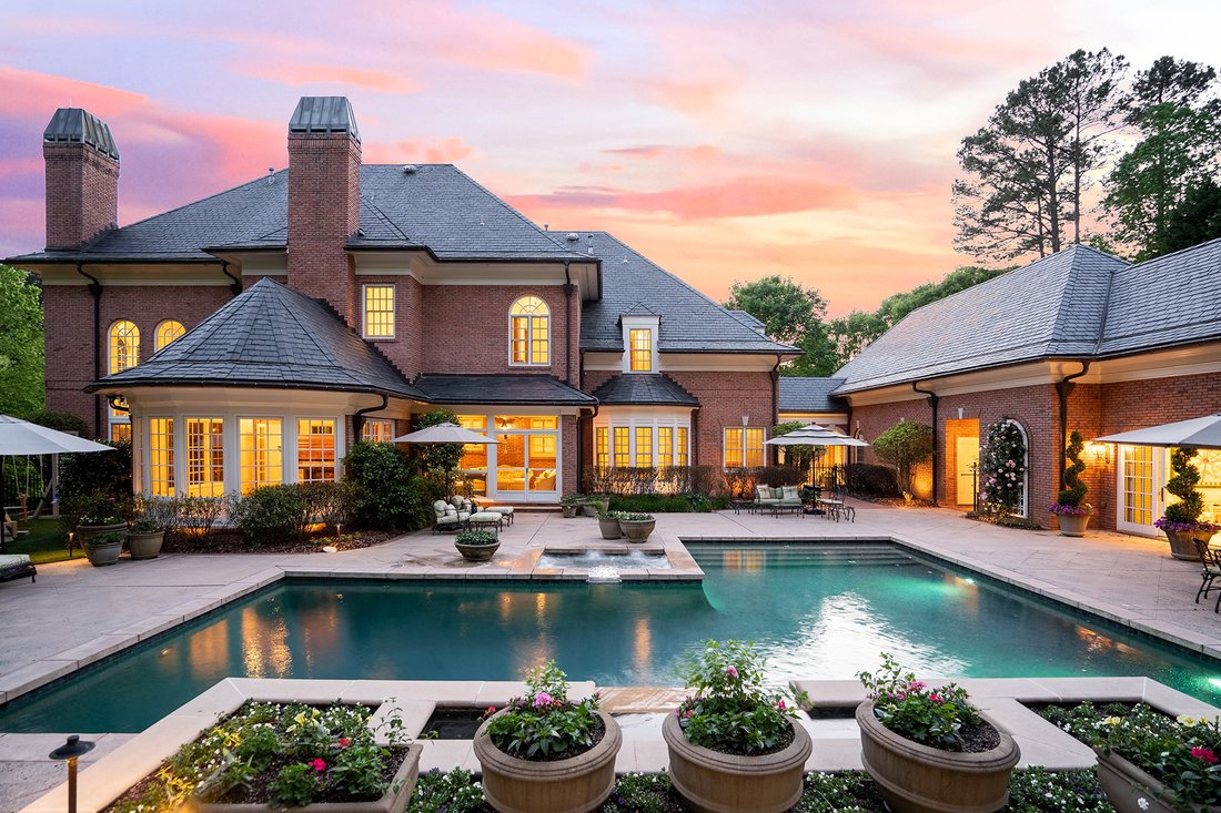 Remarkable Home That Truly Stands As One Of In Acworth, United