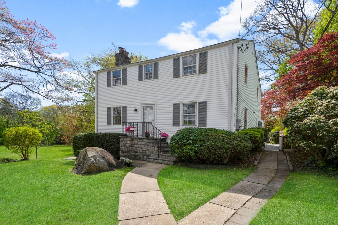 Classic Harbor Heights Colonial In Mamaroneck, New York, United States