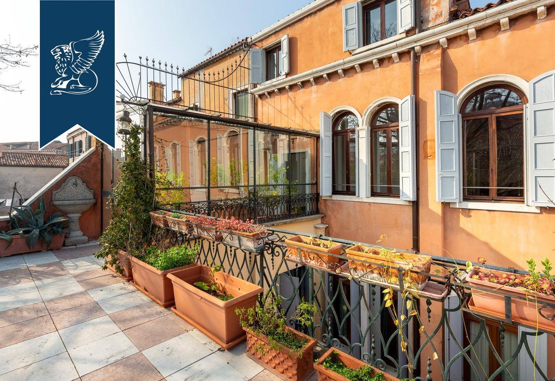 Elegant Apartment For Sale In The Heart Of Venice In Venice,