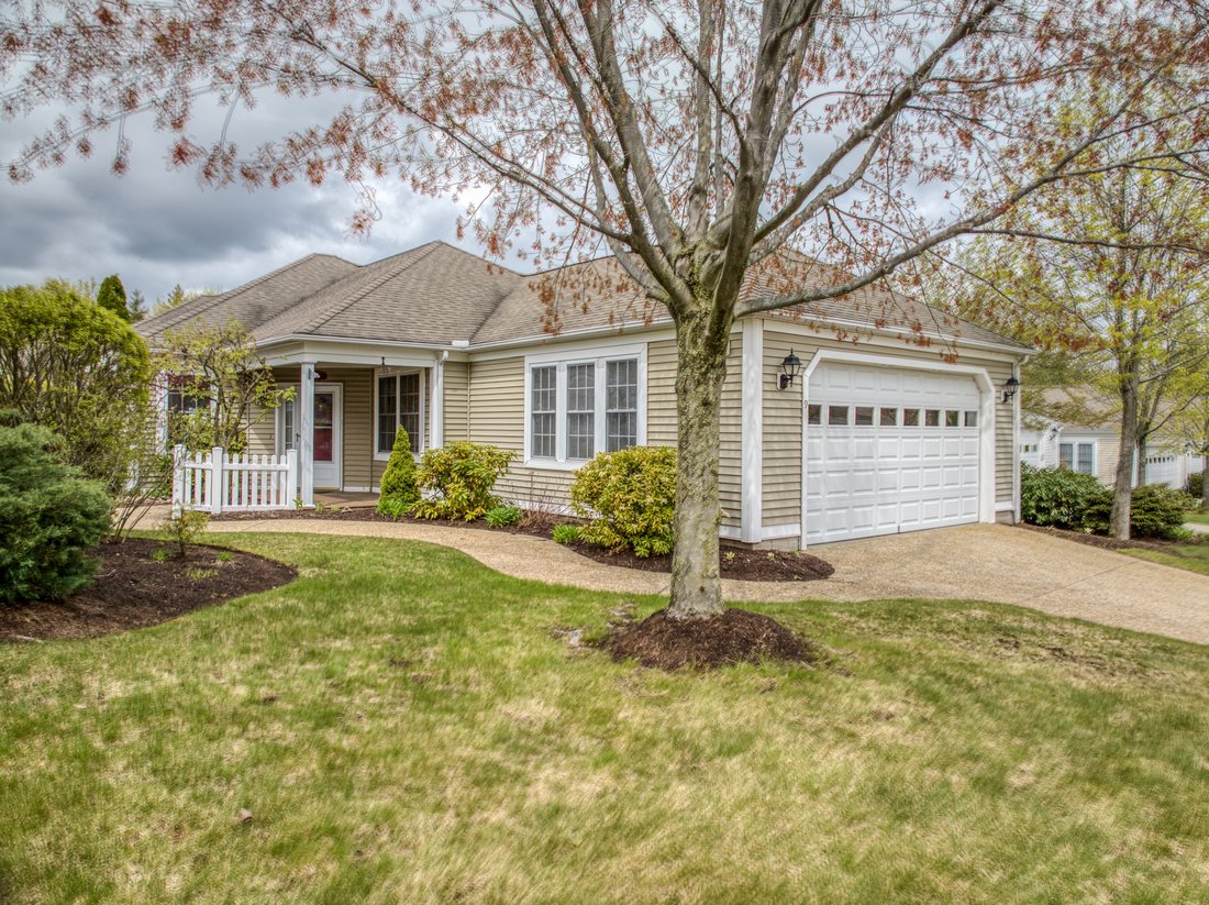 Light & Bright Open Concept Condo At In Bedford, New Hampshire, United States For Sale (12788585)