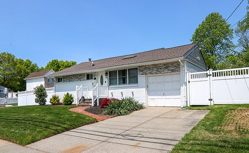 House in Old Bethpage, New York, United States 1