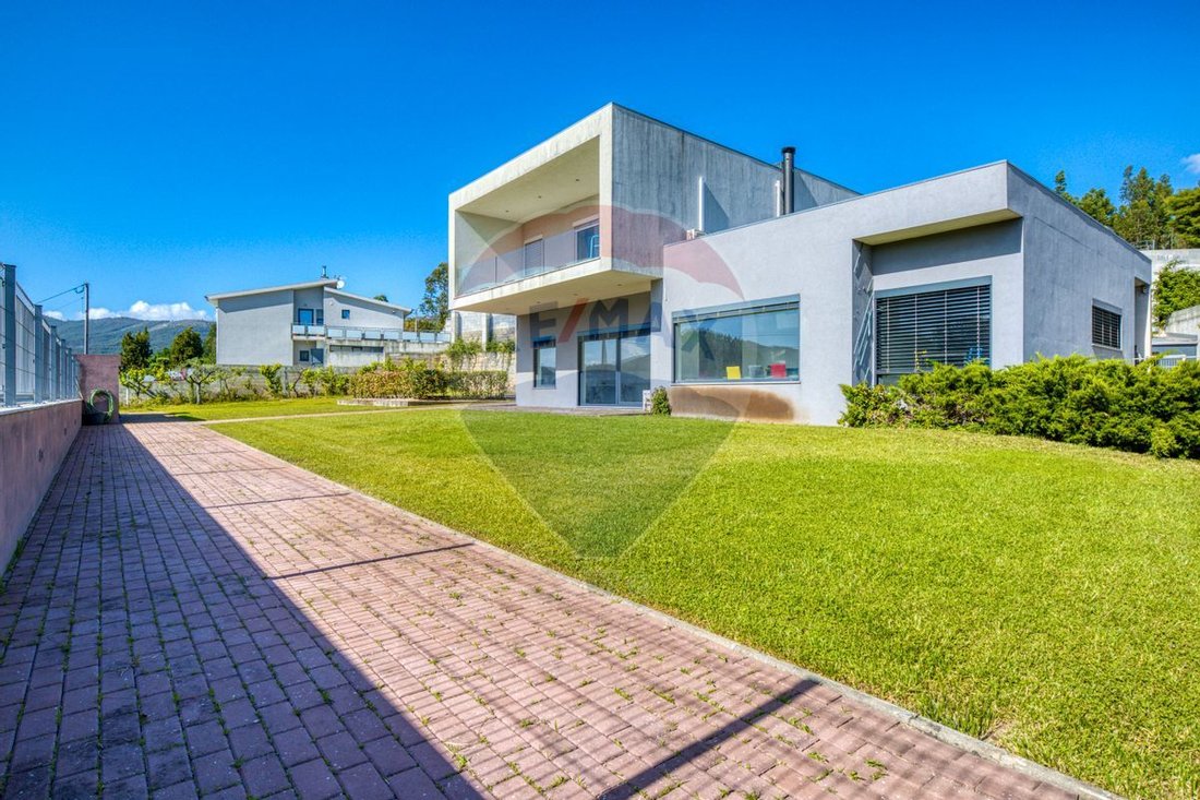 Moradia T5 For Sale In Porto In Melres, Porto District, Portugal For