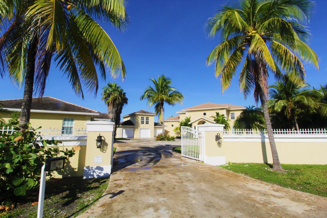 Exquisite Canalfront Estate On Spanish Main In Freeport, Freeport, The