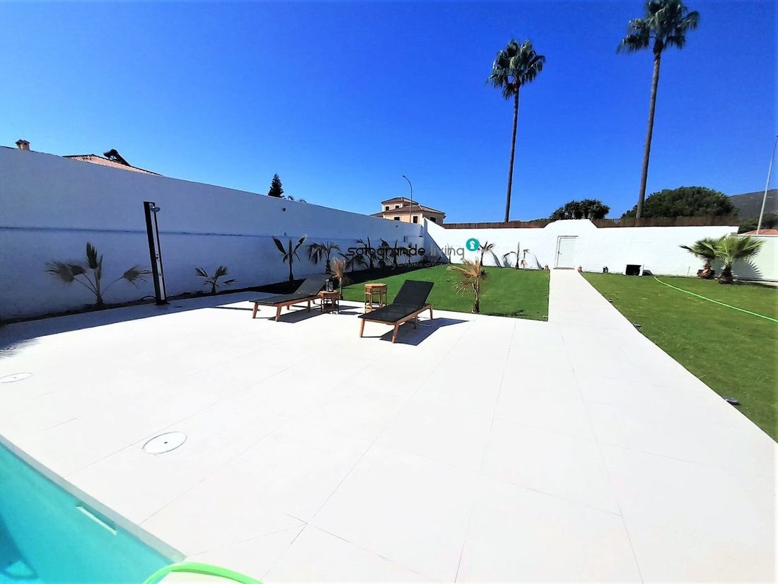 Villa in La Linea de la Concepcion, Andalusia, Spain 4 - 12826597