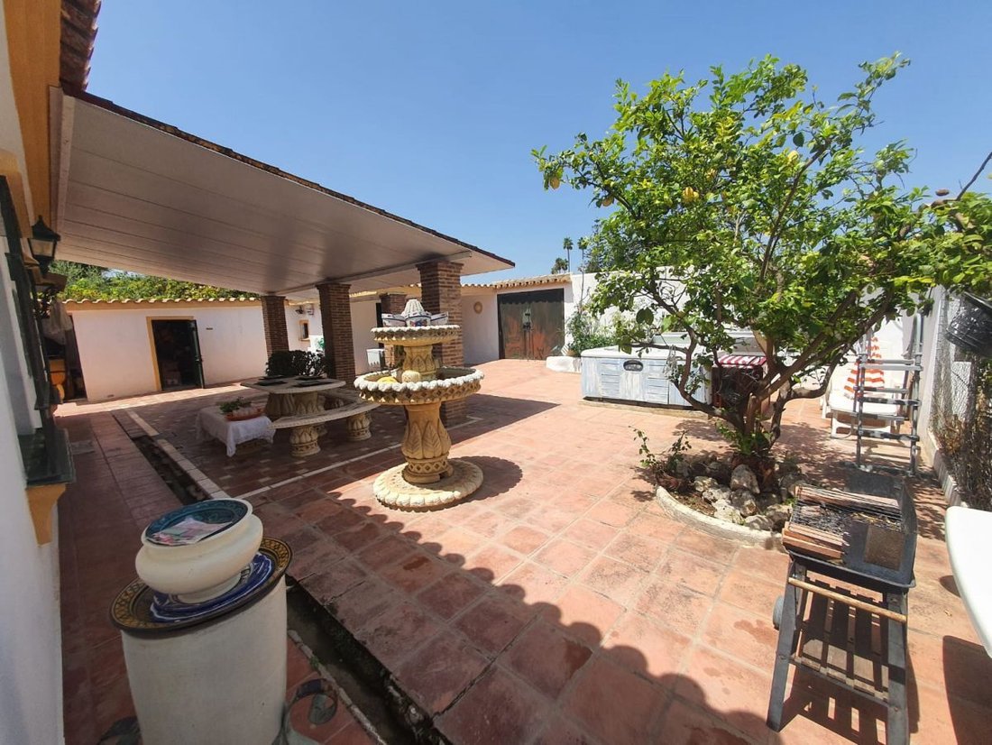 Chalet in San Pedro de Alcantara, Andalusia, Spain 1 - 12834619