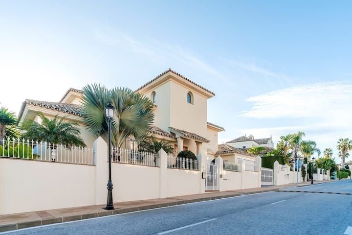 Villa en Elviria-Cabopino, Marbella, España 1 - 12837074