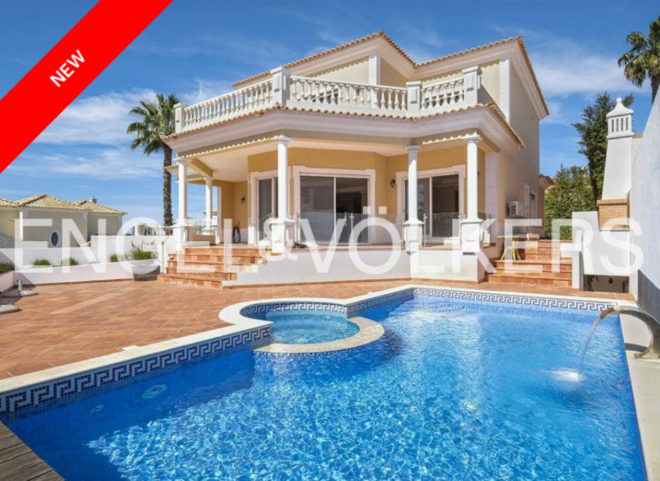 Luxury 5 Bedroom En Suite Villa In The Village In Almancil, Algarve