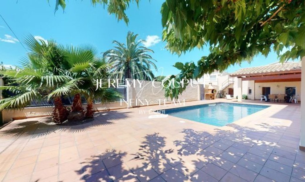 Empuriabrava Villa In Empuriabrava, Catalonia, Spain For Sale (12842685)
