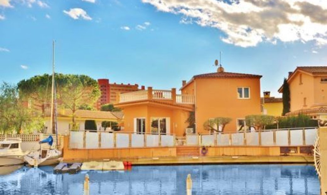 House To The Canal With Mooring For Catamaran And In Roses, Catalonia