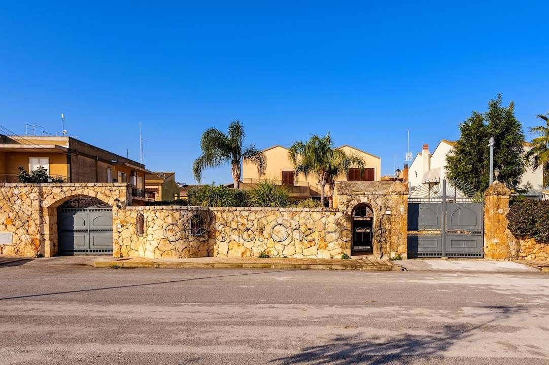 Siracusa Vendesi Villa Di Pregio Zona Via Avola In Syracuse, Sicily