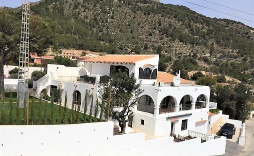 Villa in Calp / Calpe, Valencian Community, Spain 1