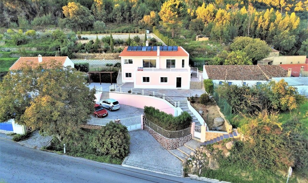 In Vendita Villa Con 2 Camere Da In Monchique, Distretto Di Faro