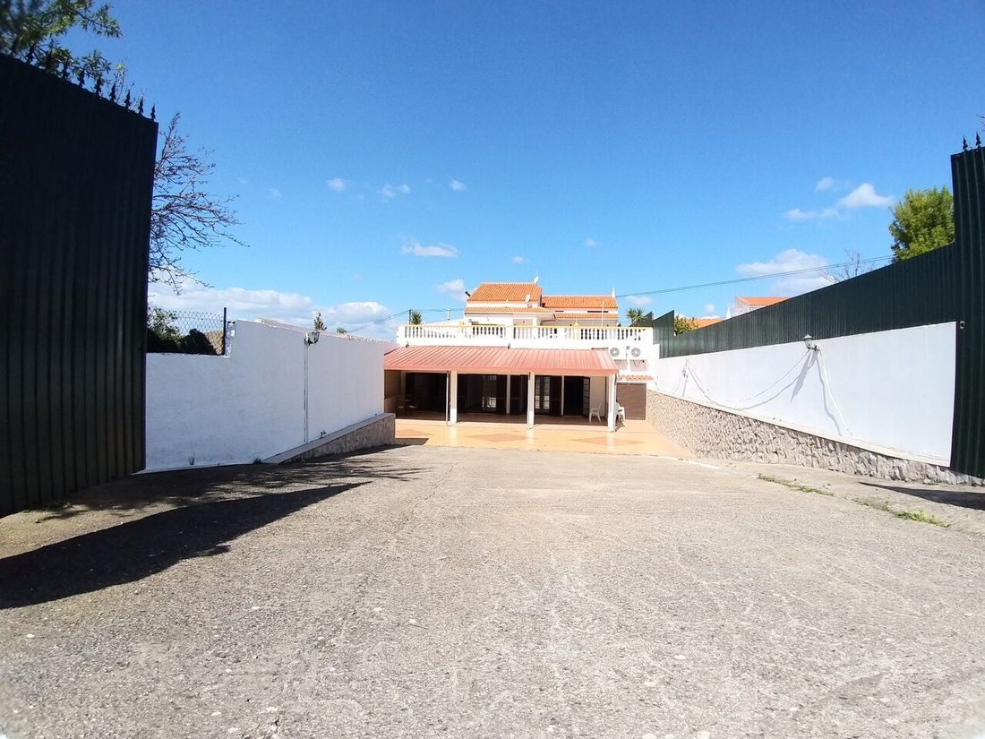 Casas E Comercio, 3 Em Um! Uma Casa V2 No R/C In Paderne, Algarve