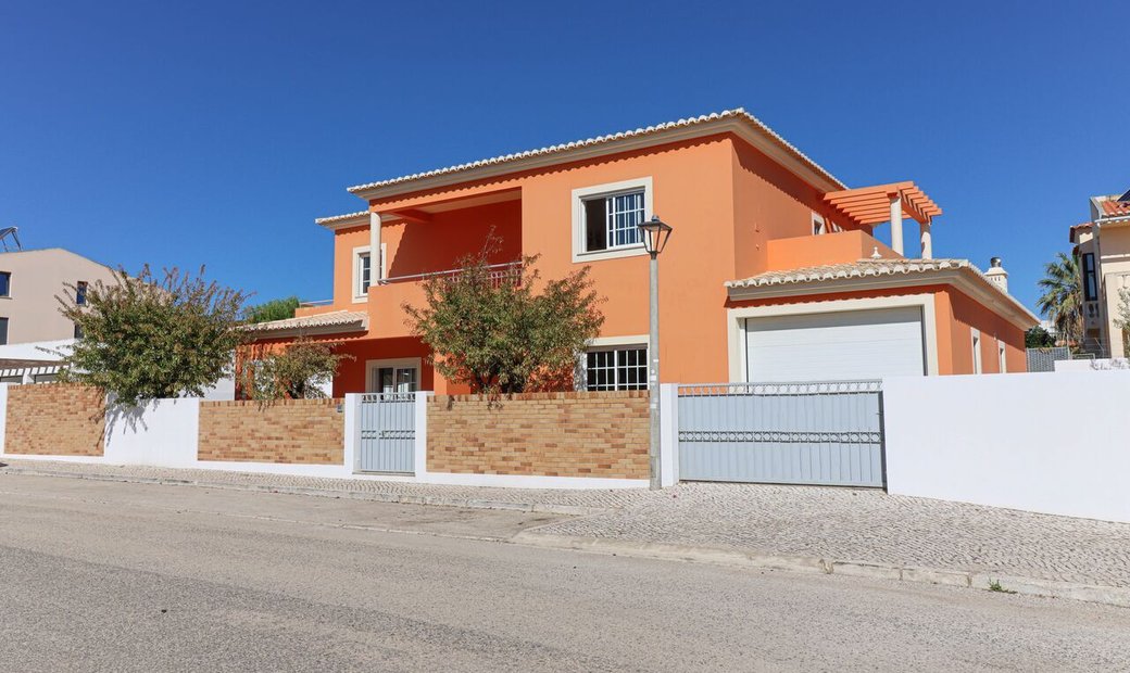 Good Size Villa For Sale At Porto De Mós, Lagos In São Sebastião