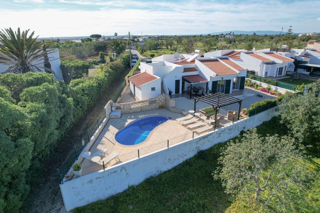 Excelente Moradia Térrea V3+1 Com Piscina Em Guia, In Guia, Algarve