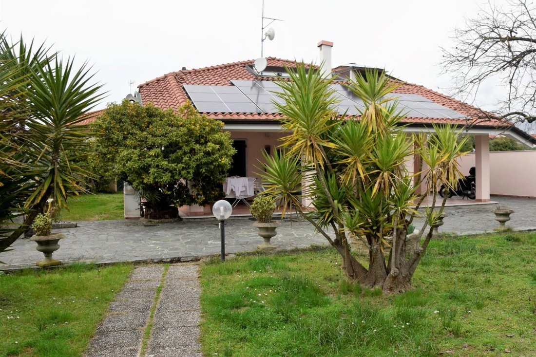 Villa in Avenza, Marina di Carrara, Tuscany 3 - 12854455
