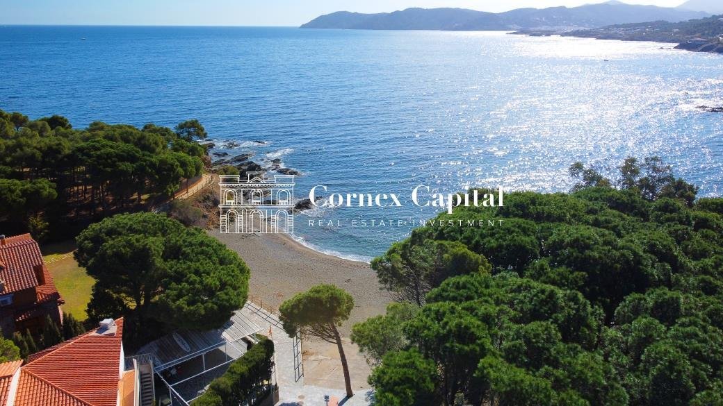 Magnificent Estate Of Three Houses With A Garden Of In Llançà