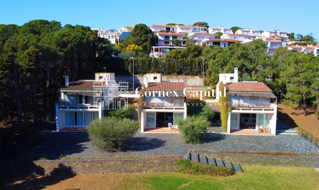 Magnificent Estate Of Three Houses With A Garden Of In Llançà