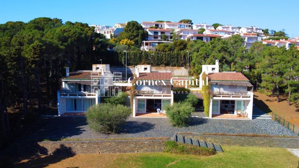 Magnificent Estate Of Three Houses With A Garden Of In Llançà