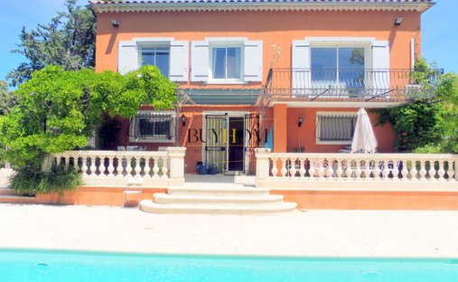 Villa in Saint Antoine, L'Isle-sur-la-Sorgue, France 1