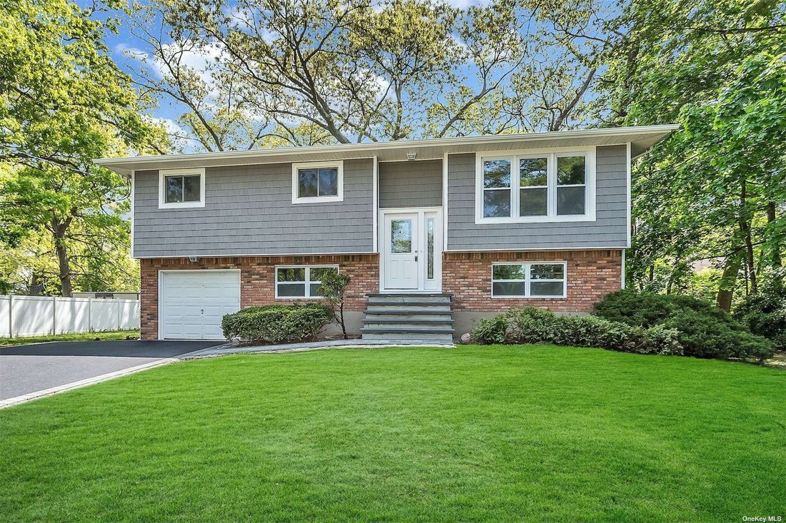 House West Babylon In West Babylon, New York, United States For Sale