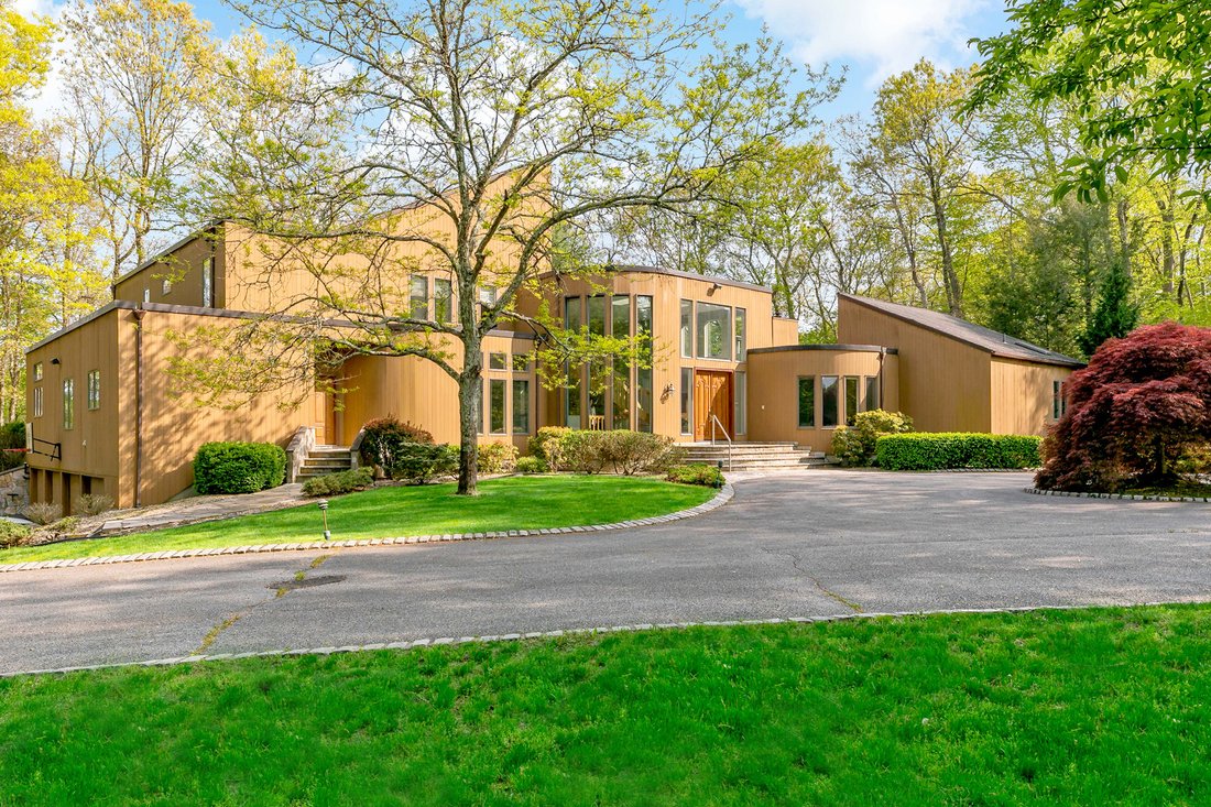 Spectacular Bedford Estate Bordering Mianus In Bedford, New York