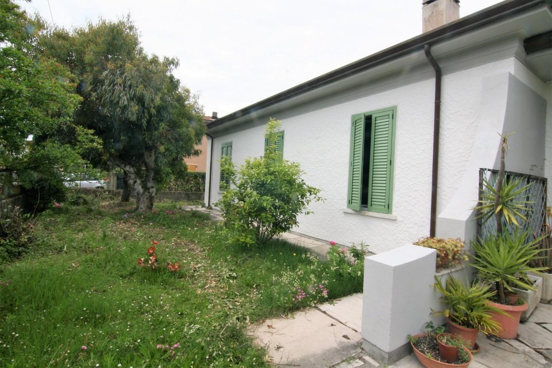House in Marina di Carrara, Tuscany, Italy 1 - 12865458