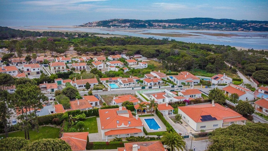 This Villa Is Located In A True Paradise For In Vau, Leiria District