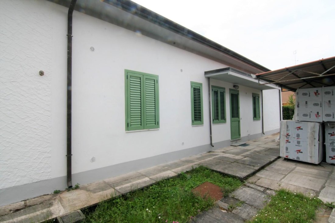 House in Marina di Carrara, Tuscany, Italy 3 - 12865472