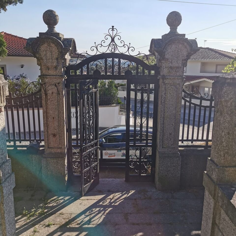 * This Residence Dates From The 20th Century, A In Guimaraes, Braga