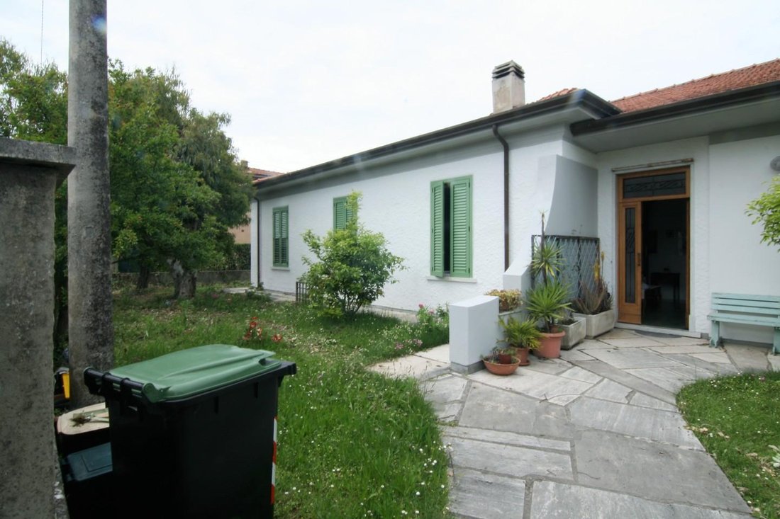 House in Marina di Carrara, Tuscany, Italy 2 - 12865472