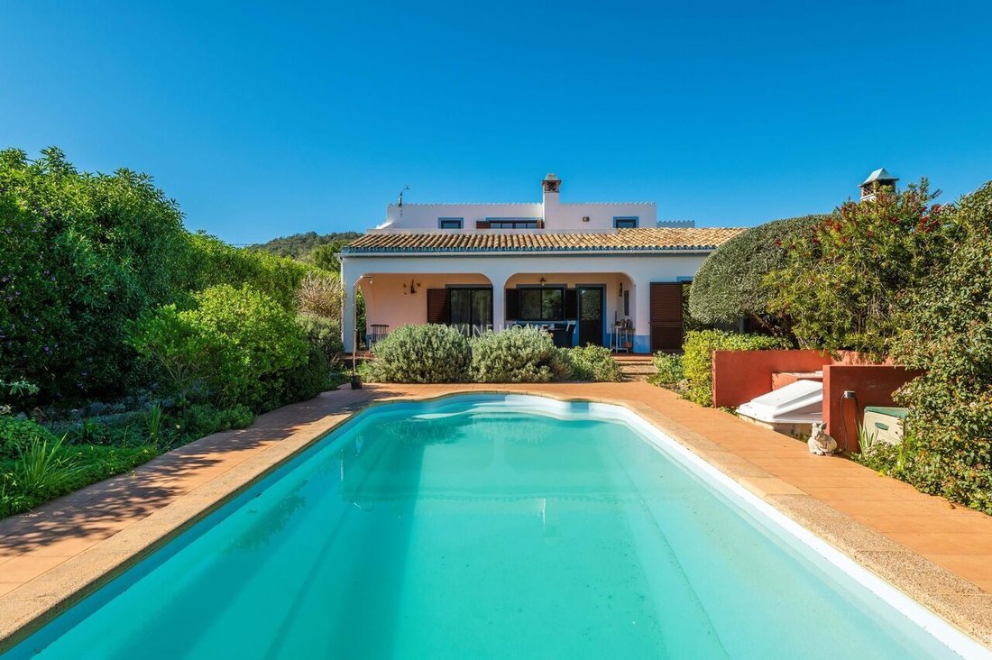 Traditional Villa With 3 Bedrooms, Swimming Pool In Benafim, Algarve