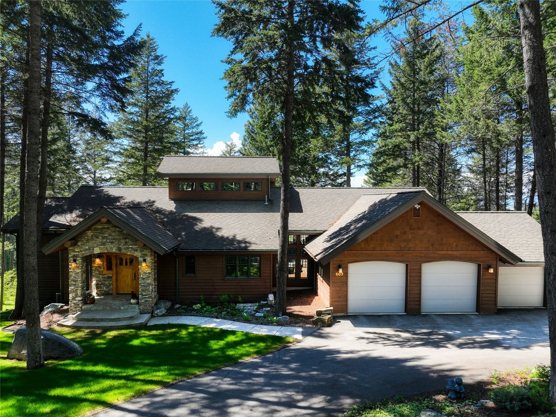 Impeccably Crafted Lodge Style Living! In Bigfork, Montana, United
