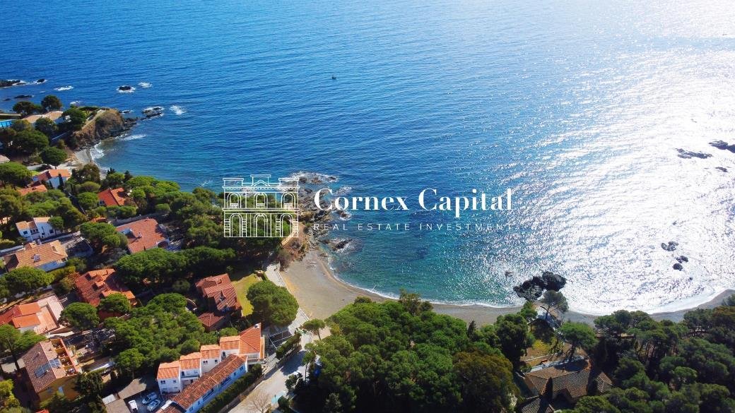 Magnificent Estate Of Three Houses With A Garden Of In Llançà