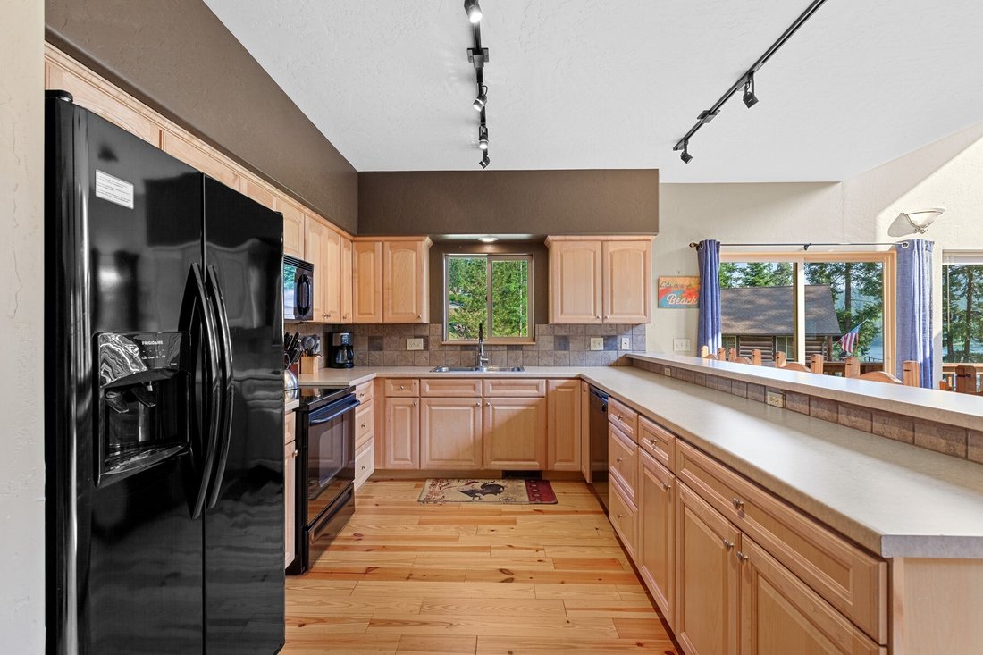 Cd A Lakefront Beauty In Harrison, Idaho, United States For Sale (12880263)