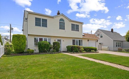 House in Levittown, New York, United States 1