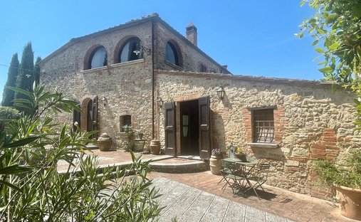 Country House in Asciano, Tuscany, Italy 1