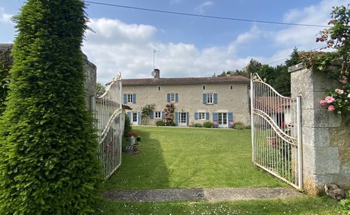 Estate in Mareuil, Mareuil en Perigord, France 1