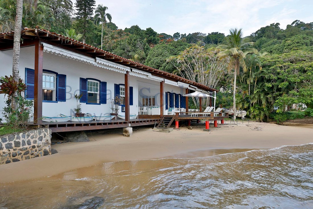 Beachfront House With A Helipad In Vila Velha, State Of Rio De Janeiro