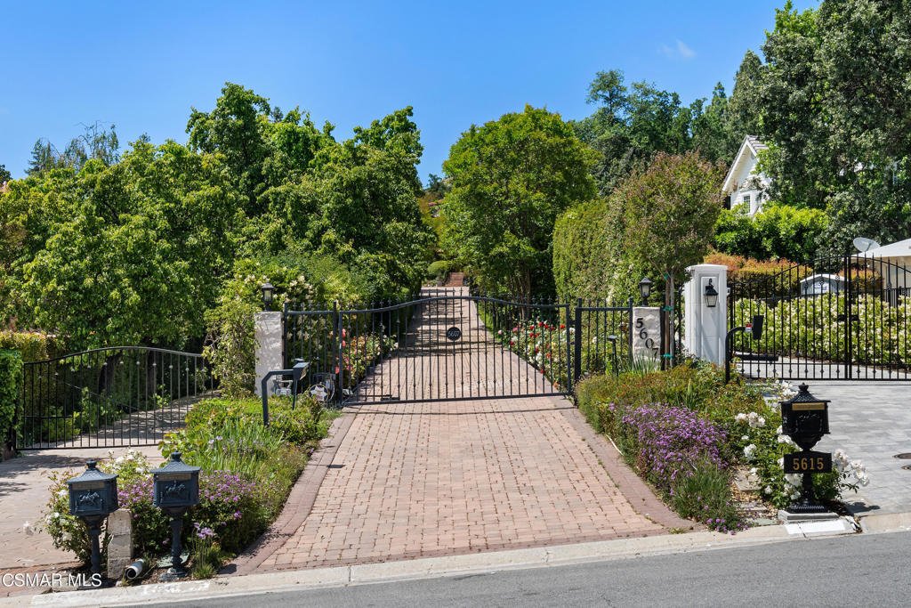 5 Bedrooms Single Family Detached In Thousand Oaks, California, United