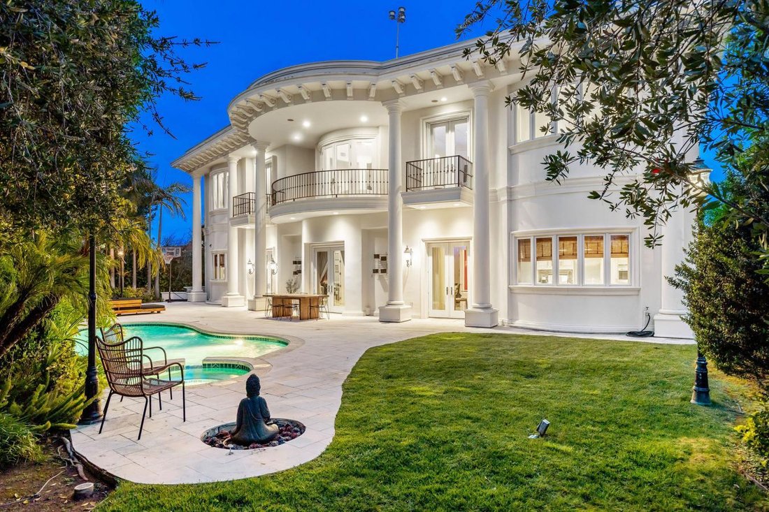 2229 Summitridge Drive In Beverly Hills, California, United States For