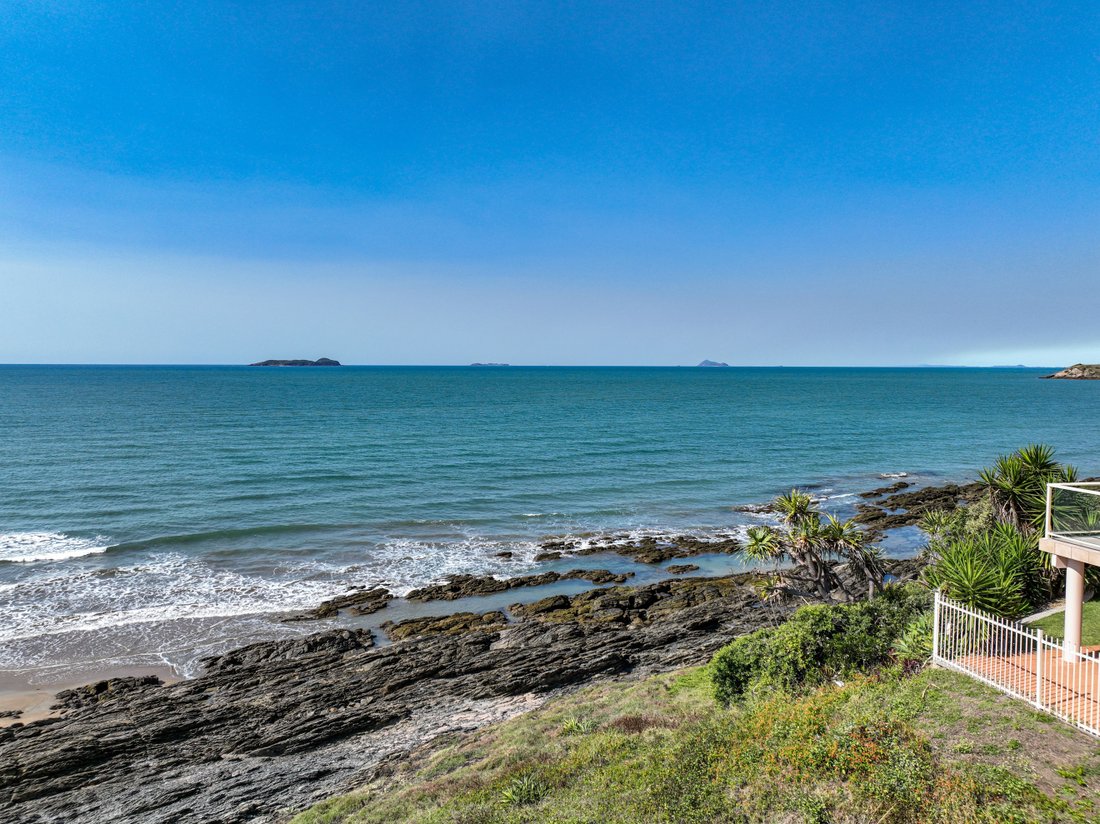 Rare Picturesque Beachfront Land On The In Pacific Pines, Queensland